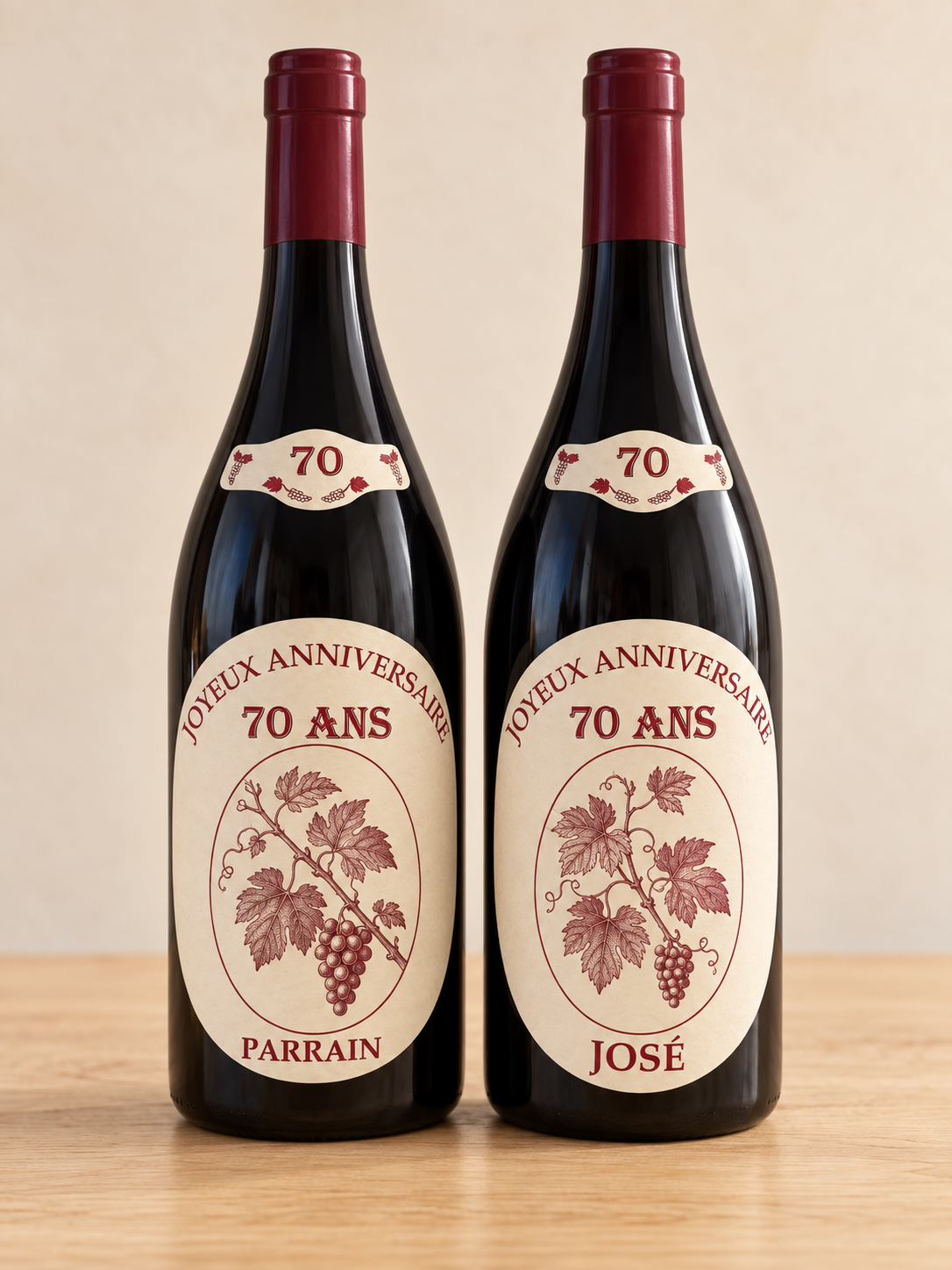 Deux bouteilles personnalisées pour un anniversaire, avec des étiquettes décorées de motifs de vigne